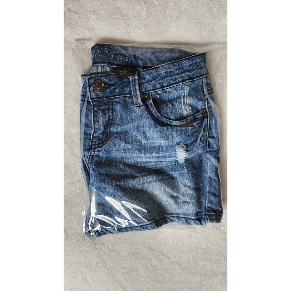 Wishful Park Womens Distressed Y2K Denim Shorts Medium Wash Blue Size 9 JS413354